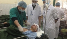 Xe khách va chạm xe chở thiết bị quân sự, 9 người thương vong